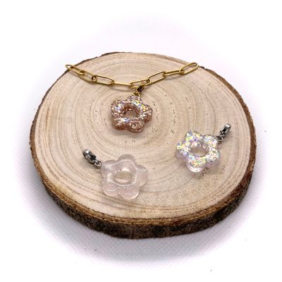 2 — LES PENDENTIFS « 🌸 » en résine