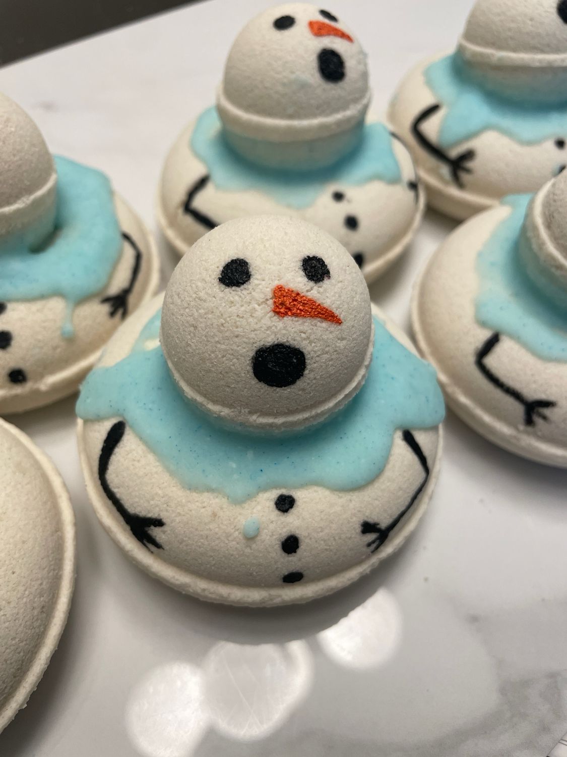HOLIDAY MELTING SNOW MAN FOAMING BATH BOMB