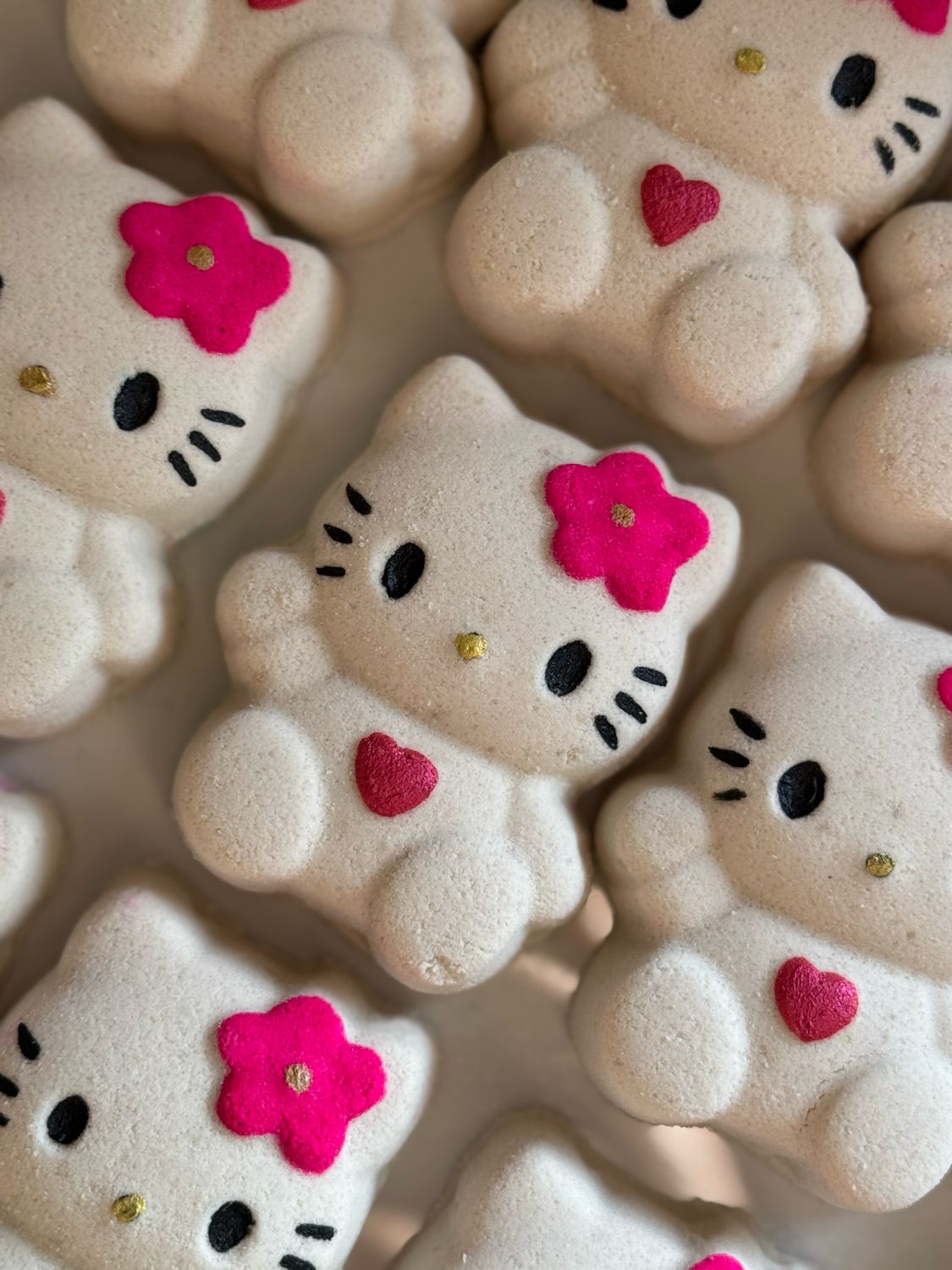 HELLO KITTY BATH BOMB