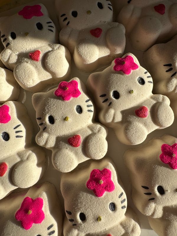 HELLO KITTY BATH BOMB