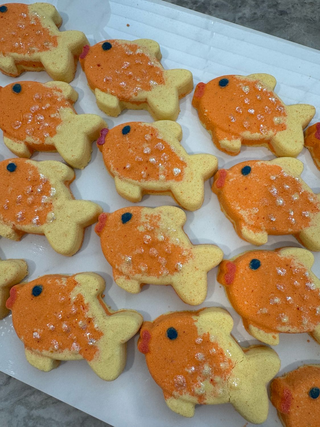 FISH FOAMING BATH BOMB WITH SURPRISE TOY