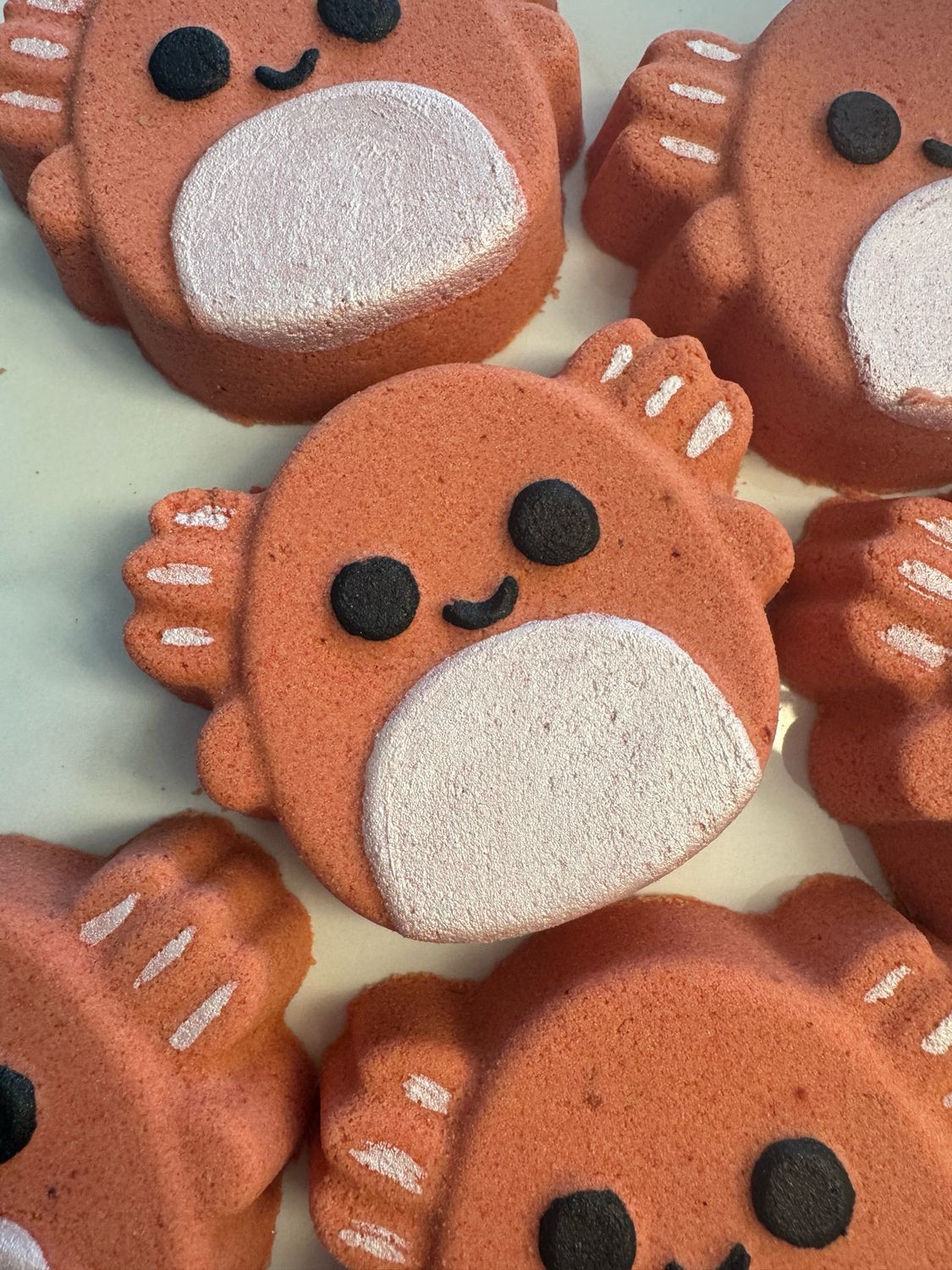 AXOLOTL SQUISH FOAMING BATH BOMB - Surprise Toy