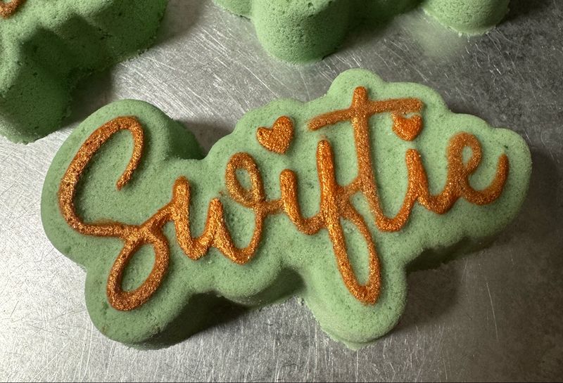 SWIFTIE BATH BOMB