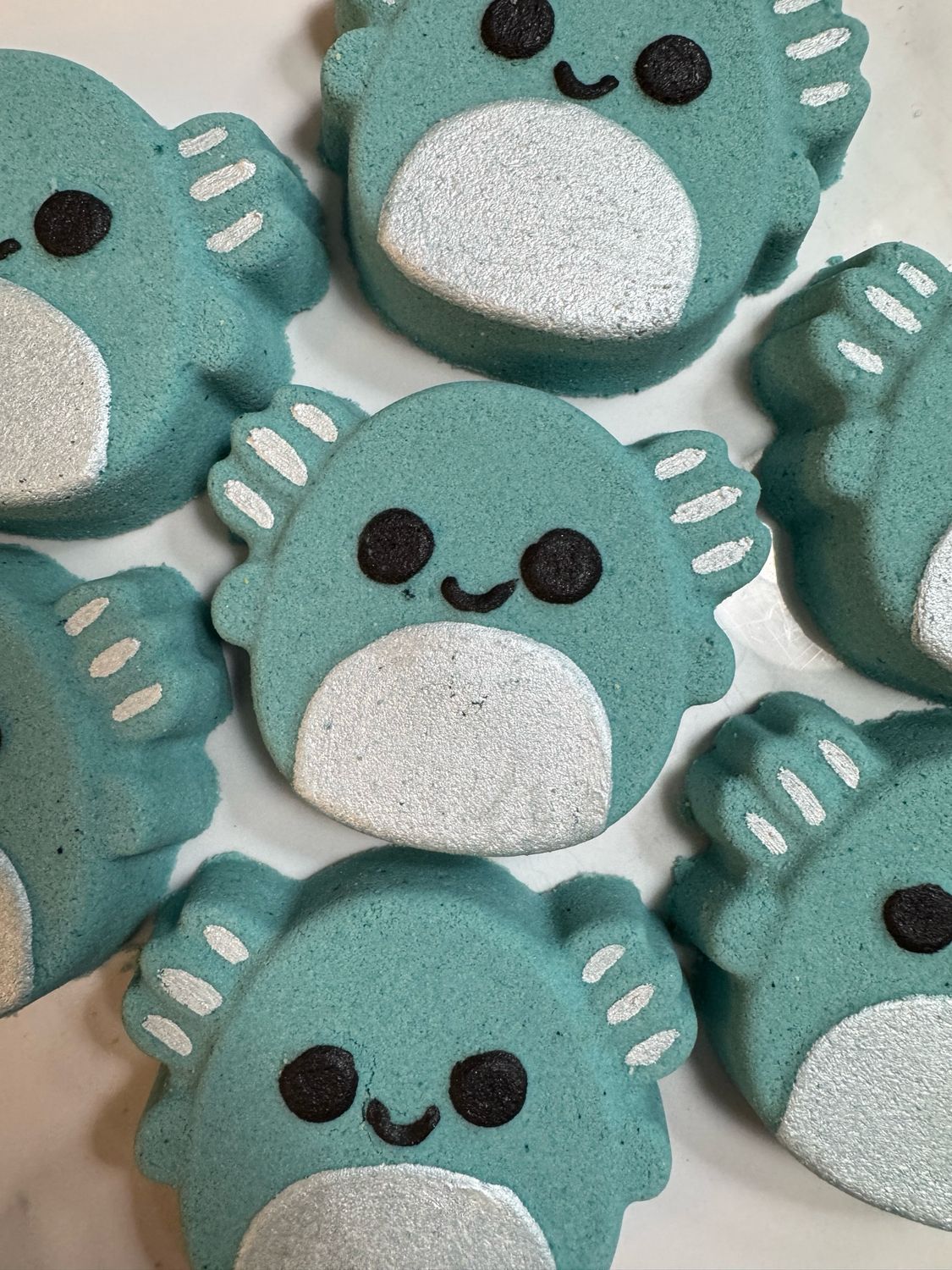 AXOLOTL SQUISH FOAMING BATH BOMB W/ TOY
