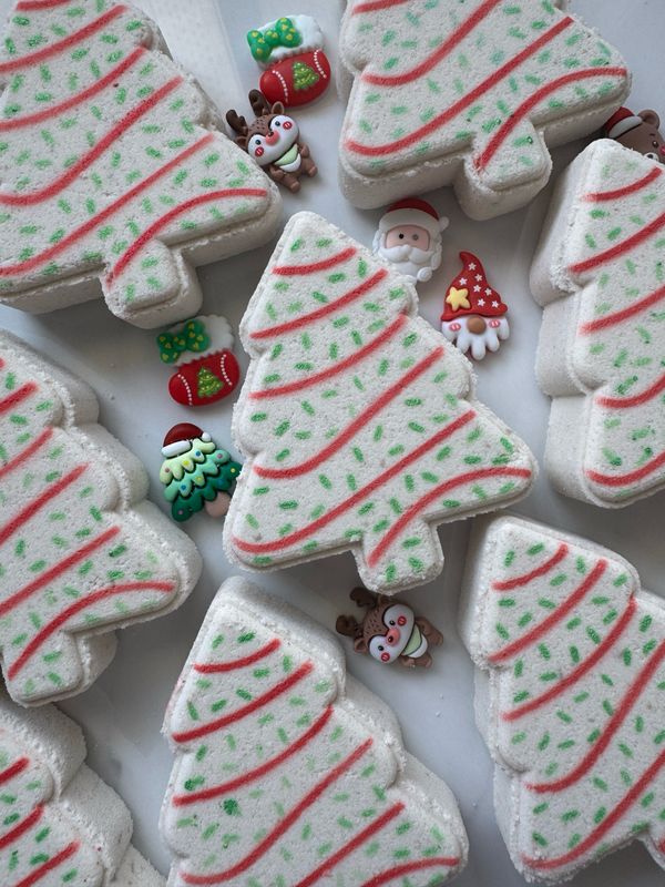 WHITE CHRISTMAS TREE CAKE BATH BOMB W/ TOY
