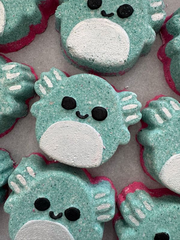 AXOLOTL SQUISH FOAMING BATH BOMB WITH SURPRISE TOY