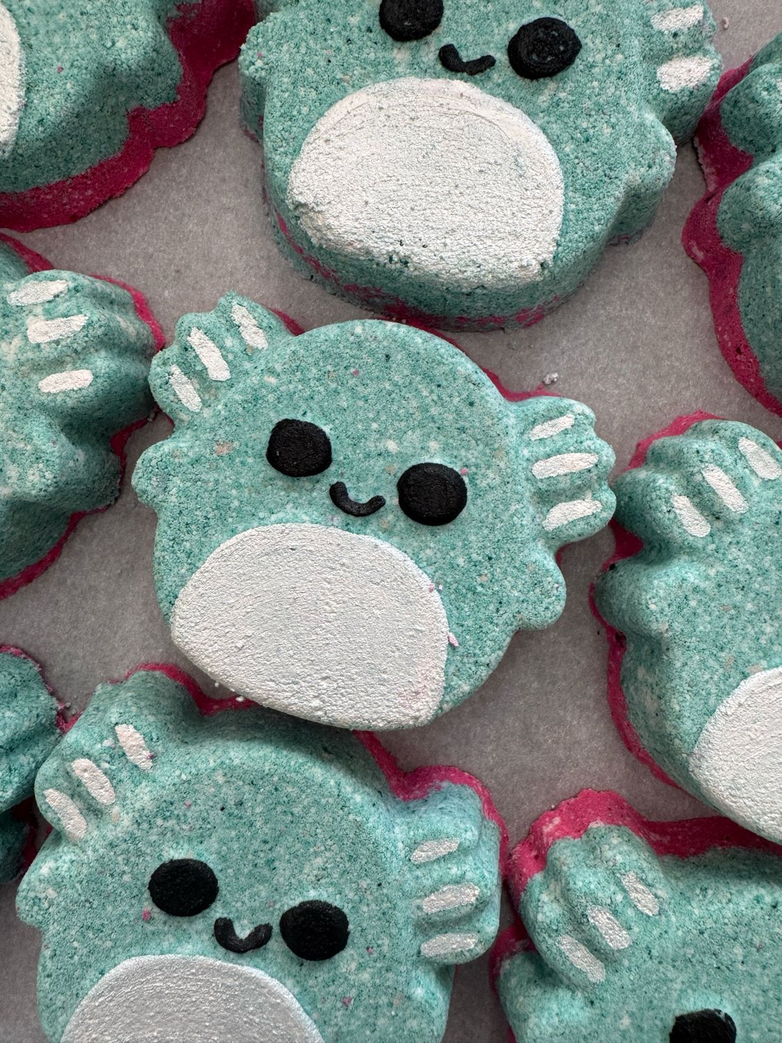 AXOLOTL SQUISH FOAMING BATH BOMB WITH SURPRISE TOY