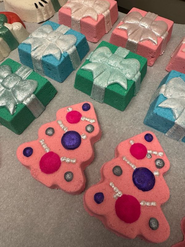 Pink Christmas Tree Foaming Bath Bomb