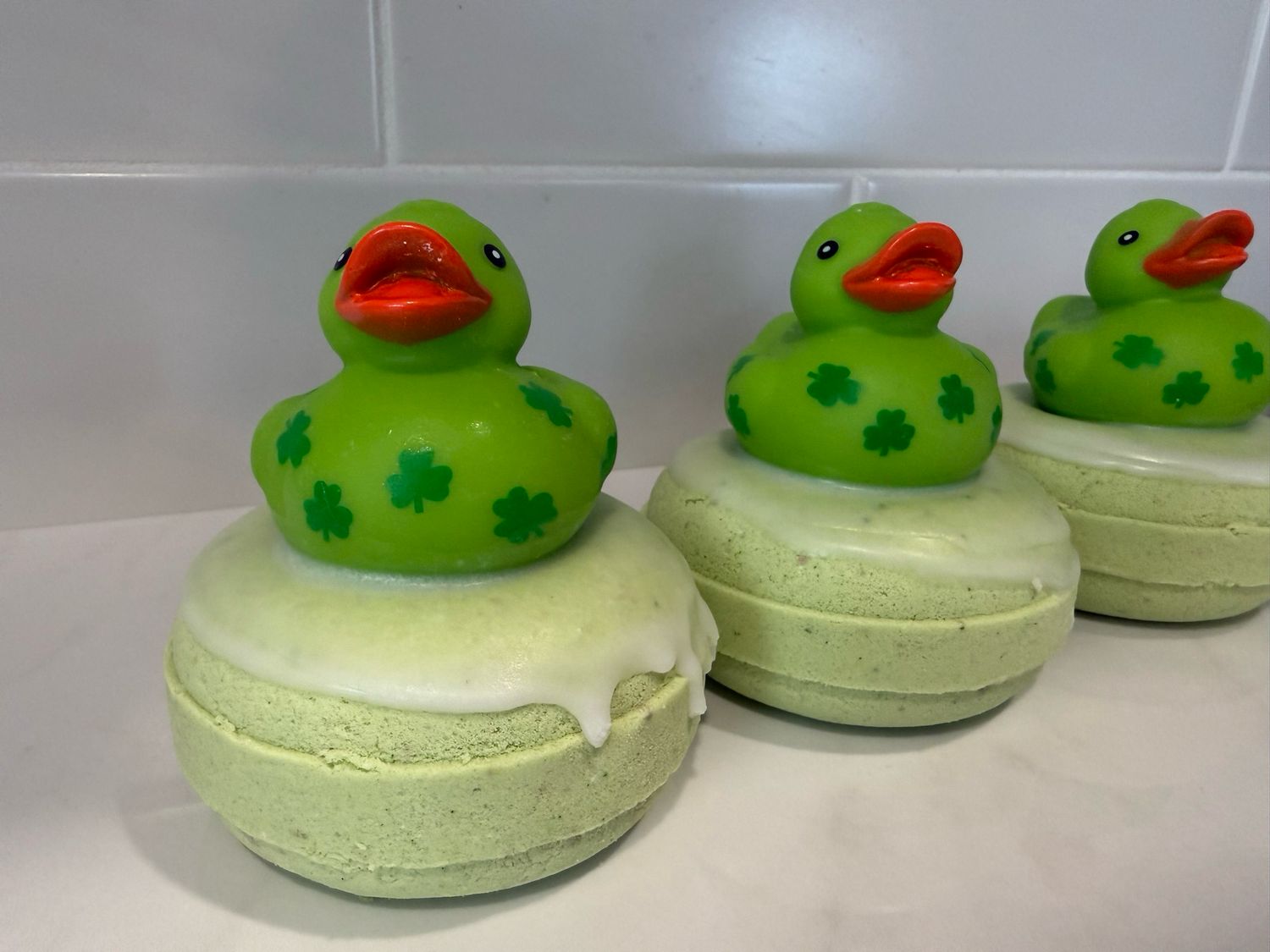 🍀LUCKY DUCK FOAMING DONUT BATH BOMB WITH TOY