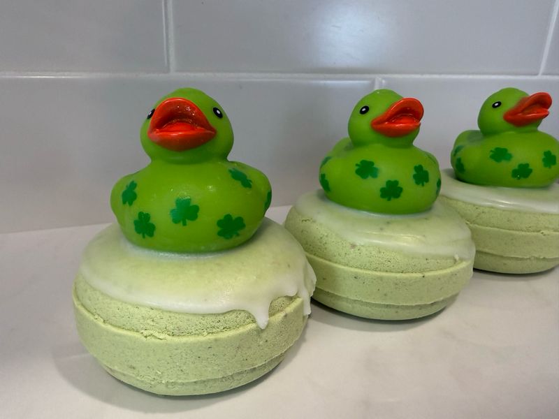 🍀LUCKY DUCK FOAMING DONUT BATH BOMB WITH TOY
