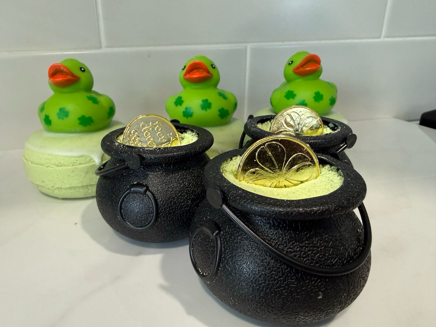 🍀 POT OF GOLD FOAMING BATH BOMB