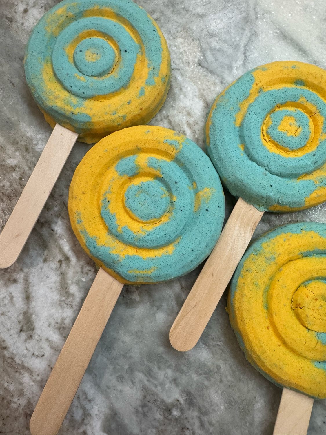 LOLLIPOP FOAMING BATH BOMB