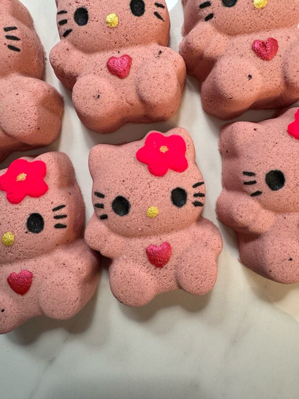 Valentines HELLO KITTY BATH BOMB (Naturally Coloured with beetroot powder)