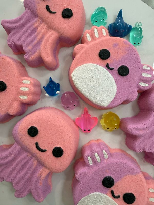 AXOLOTL SQUISH FOAMING BATH BOMB WITH SURPRISE TOY