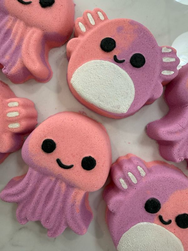 AXOLOTL SQUISH FOAMING BATH BOMB WITH SURPRISE TOY