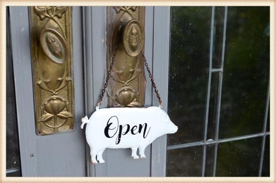 Peacock Park 18ET751 Enamel Pig Open/Closed Sign