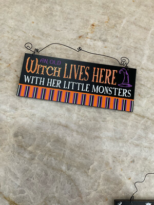 CC Gift Craft 595054  An Old Witch Lives Here Sign 