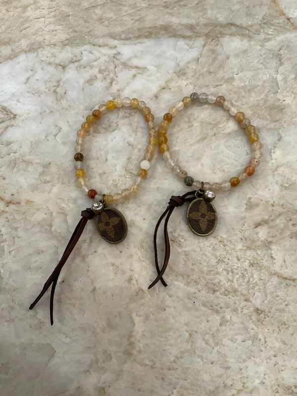 SL Stretch Bracelet BEADS W/LV Charm CO-18