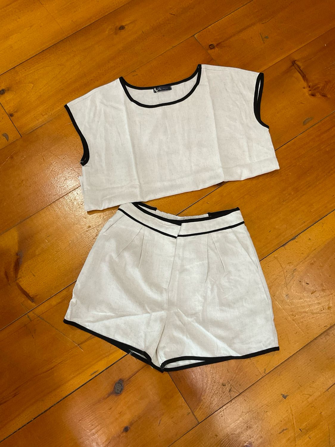 KLd. Signature KD45221 Scoop Neck Linen Top 