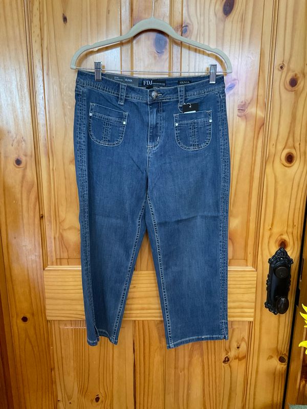 FDJ 2326370 Olivia Capri-Medium Wash