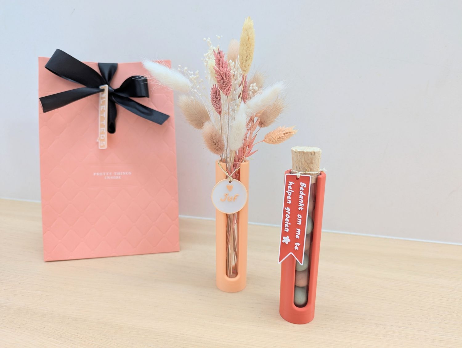 Gevuld recht vaasje met cadeaulabel