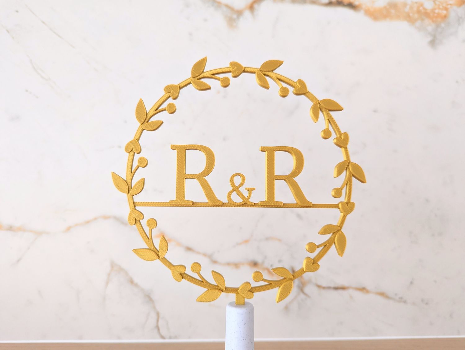 Taarttopper huwelijk - krans met initialen