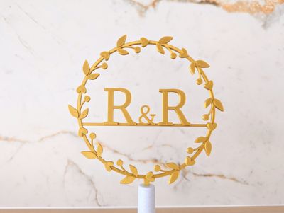 Taarttopper huwelijk - krans met initialen