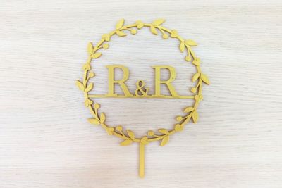 Taarttopper huwelijk - krans met initialen
