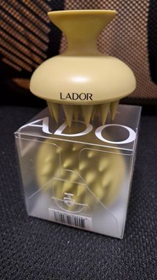 LADOR SCALP MASSAGER SHAMPOO BRUSH