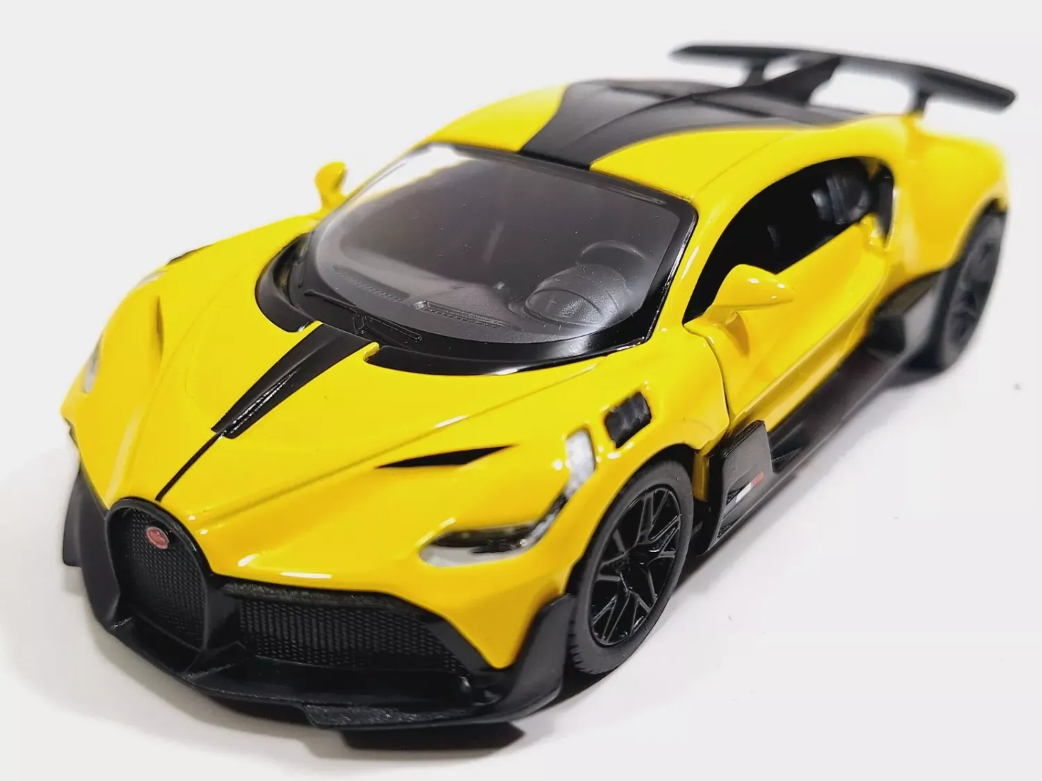 KINSMART Bugatti Divo 1:38 yellow