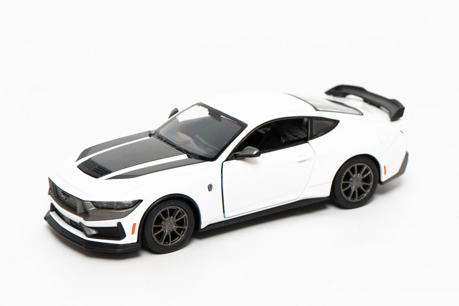 KINSMART 2024 Ford Mustang Dark Horse 1:38 white