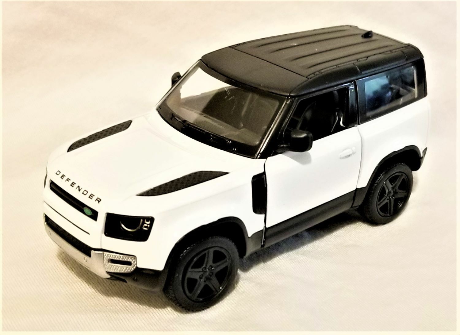 KINSMART Land Rover Defender 90 1:36 white
