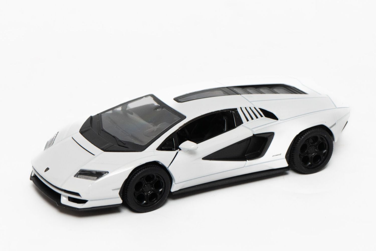 KINSMART Lamborghini Countach LPI 800-4 1:38 white