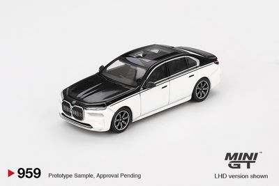 1:64 BMW i7 xDrive60, Alpine White/Black Sapphire, 2024 (LHD) - MINI GT