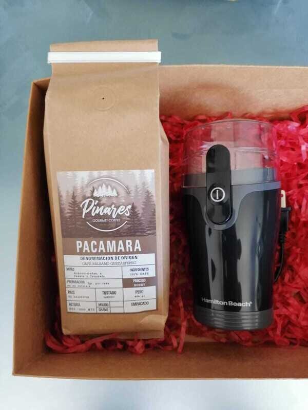 Una Libra de Café Pacamara Honey en Grano + Molino de Café.
