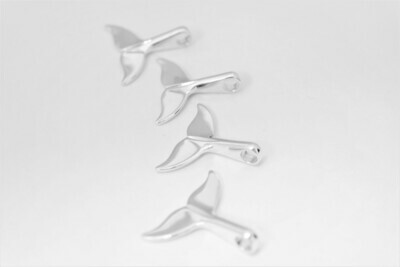 Beautiful whale tail in solid sterling silver (hand made)