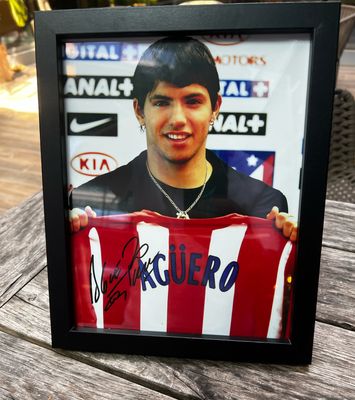 תמונה חתומה של קון אגוארו