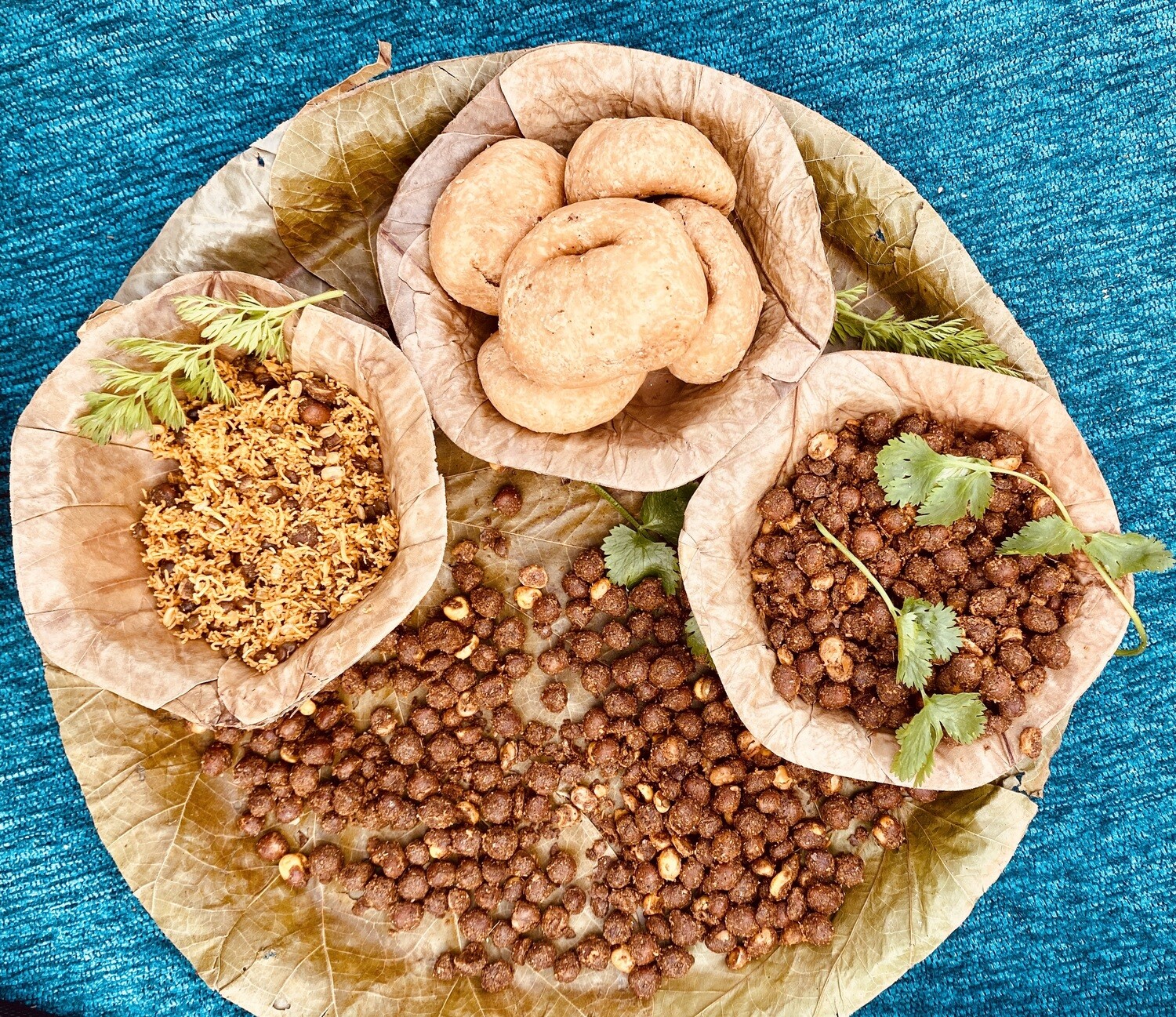 Famous Ghee Khasta -Chana- Dalmoth Namkeen Combo (Special from Allahabad )
1.5Kg