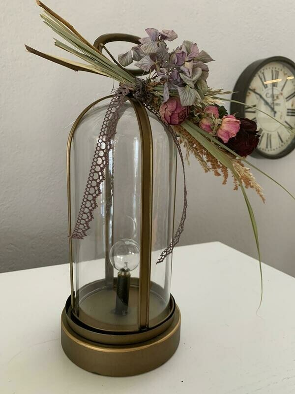 Laterne mit getrockneten Blumen