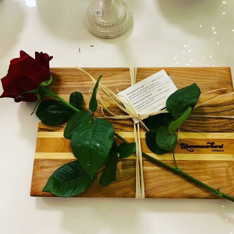 Rote Rose auf exklusiven Jausenbrett