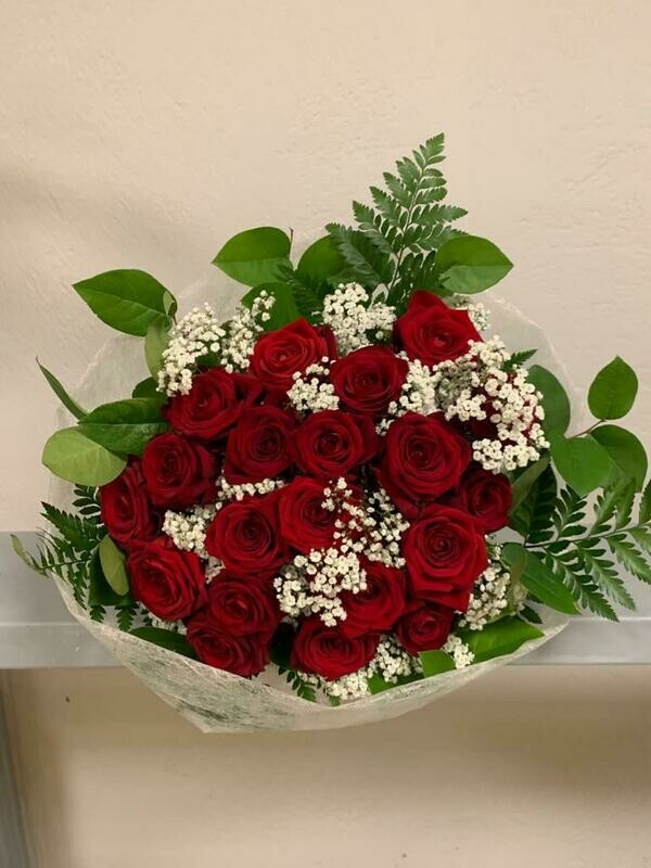 Roter Rosenstrauß mit Schleierkraut