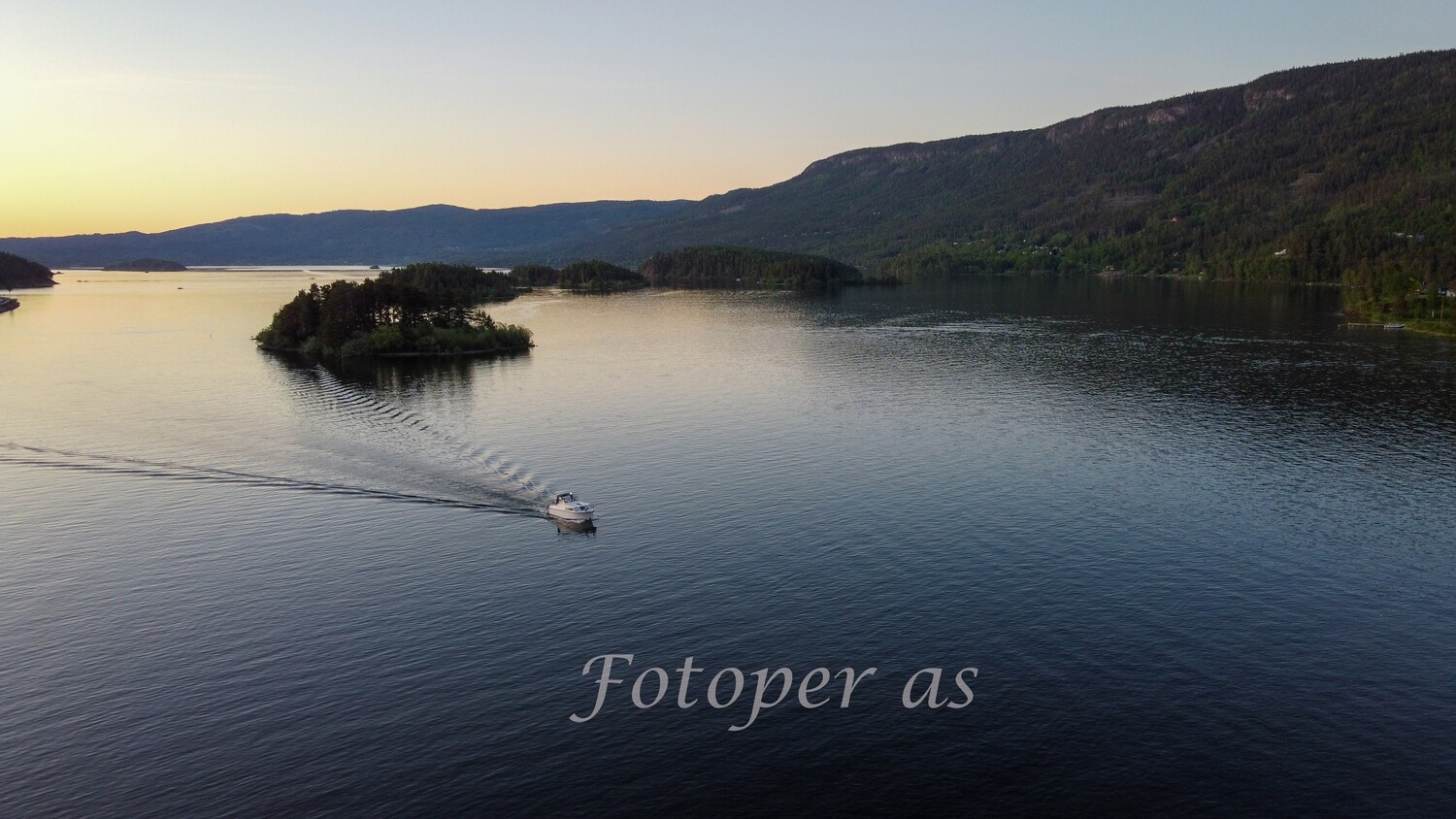 Steinsfjorden, Sundøya, båt