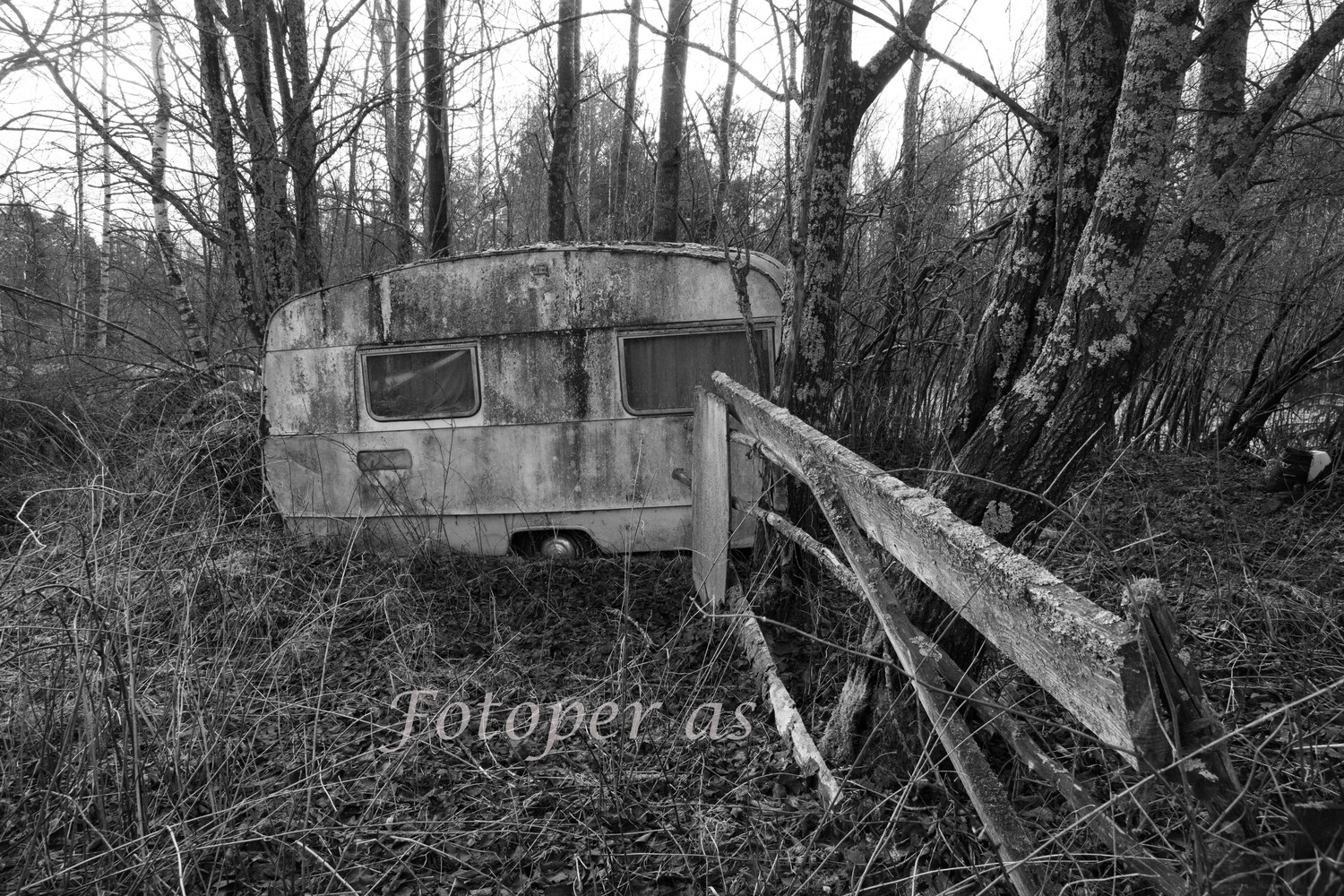 Gammel campingvogn. Sort/hvitt