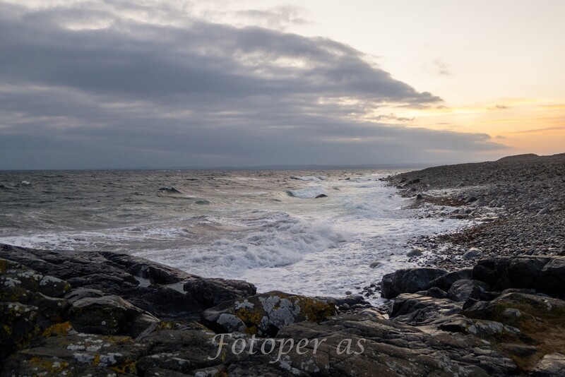 Mølen, bølger mot strand, solnedgang