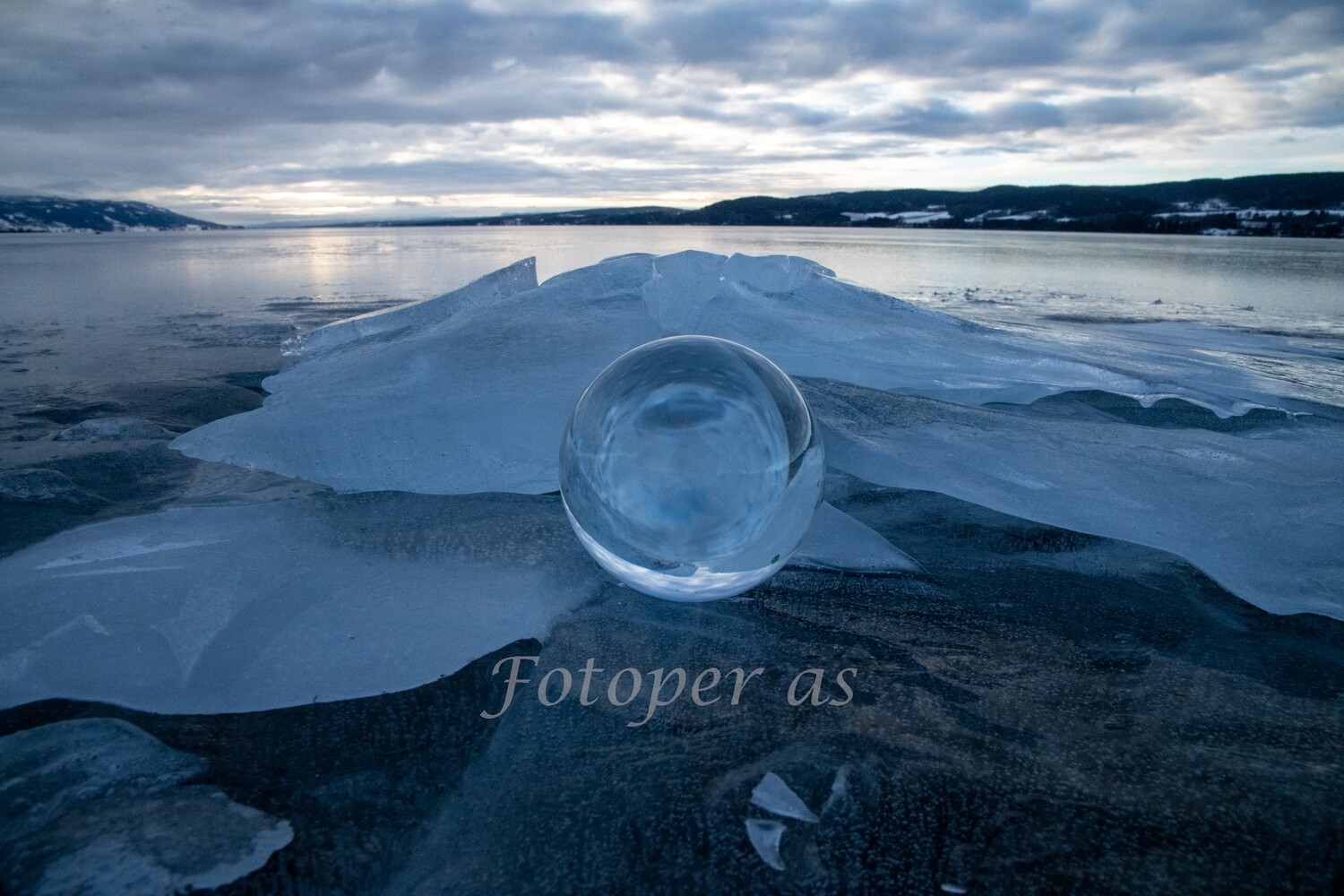 Røsholmstranda, glasskule på is