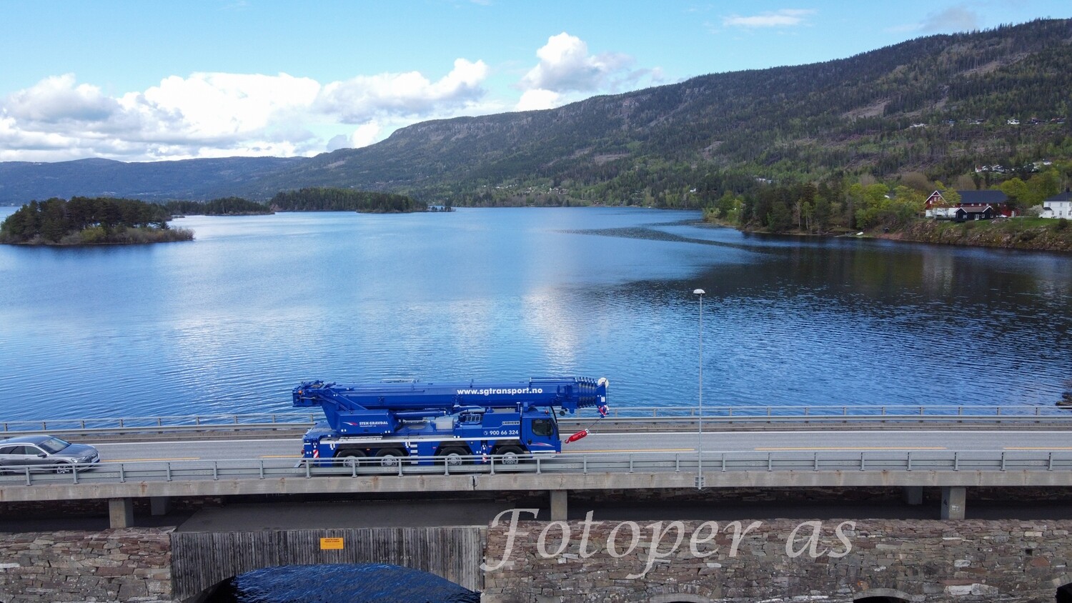 Mobilkran over Sundøyabrua. Steinsfjorden