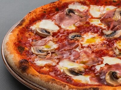 Пицца с итальянской ветчиной и грибами 