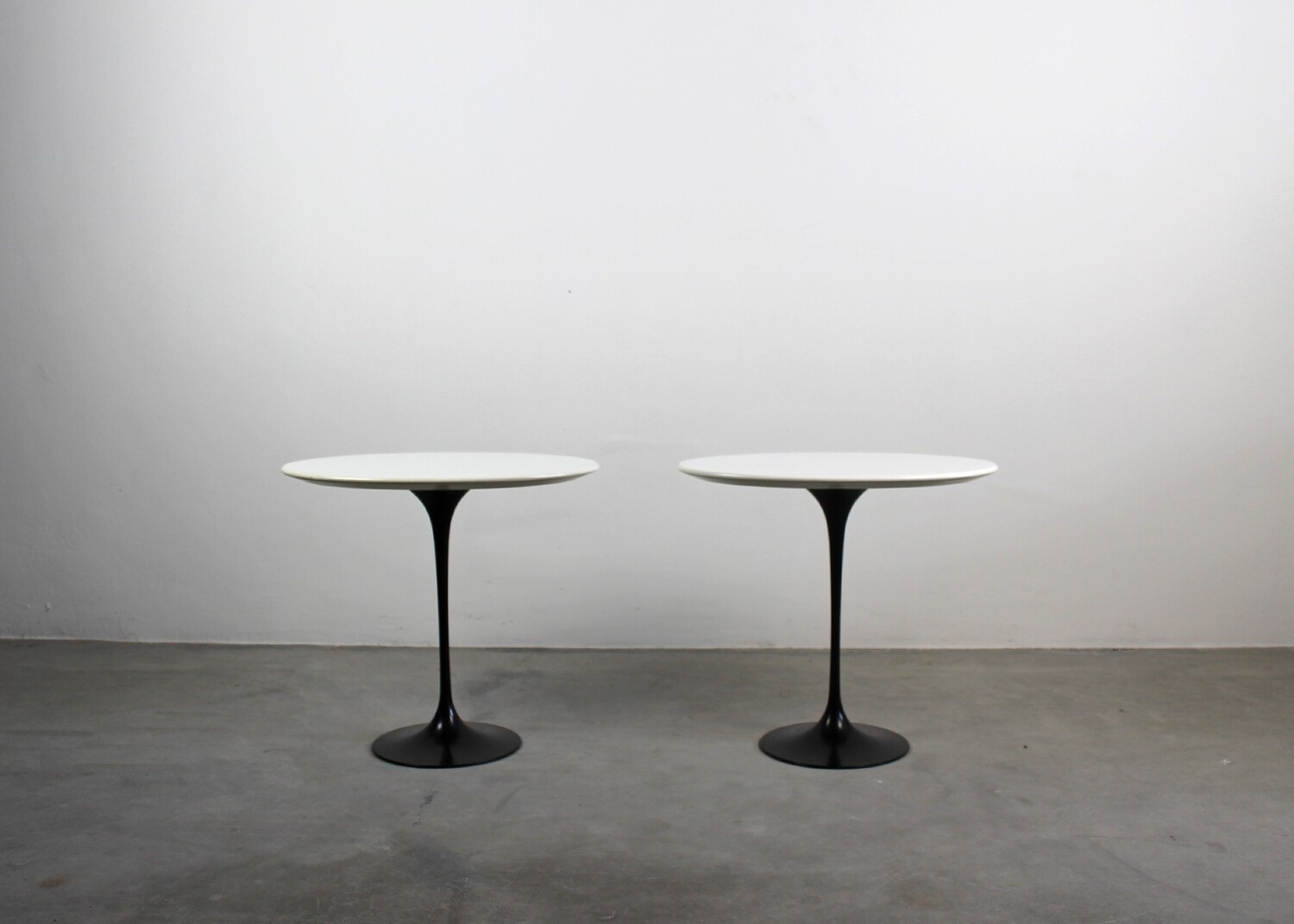 Eero Saarineen Set of Two Oval Coffee Table in Wood and Aluminum 1990s