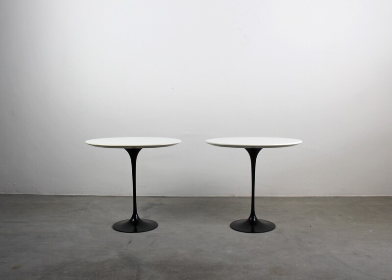 Eero Saarineen Set of Two Oval Coffee Table in Wood and Aluminum 1990s