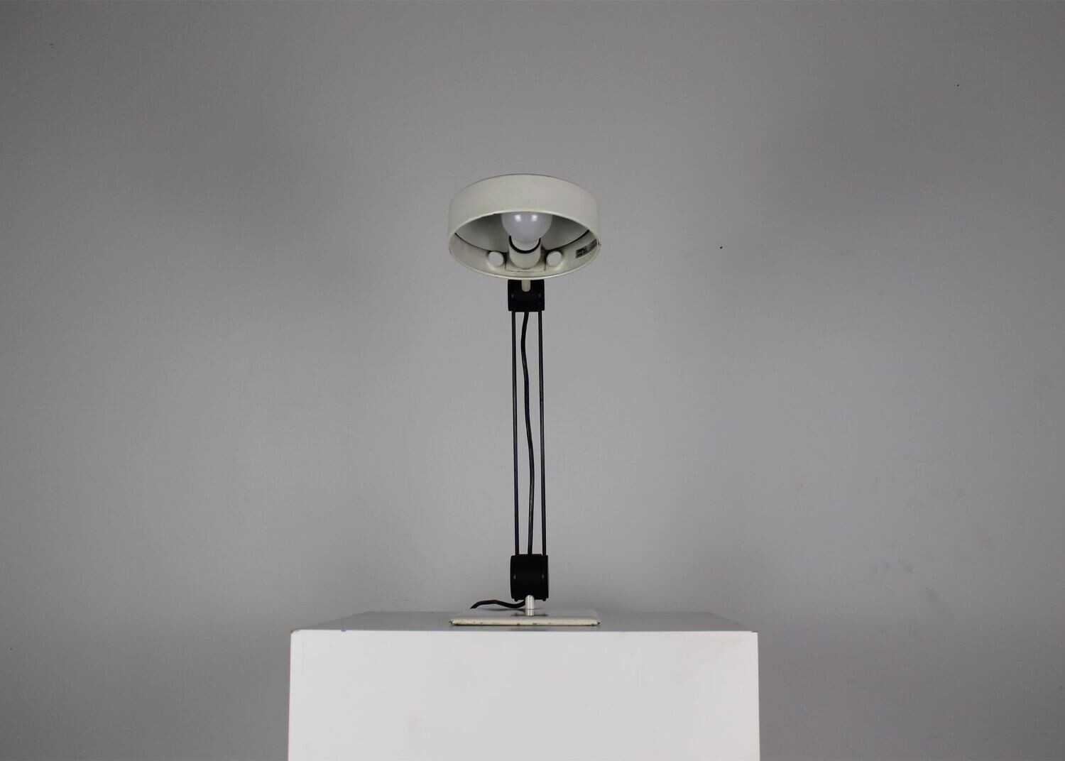 Table or Desk Lamp 665 in White Laquered Metal by Martinelli Luce 1970s
